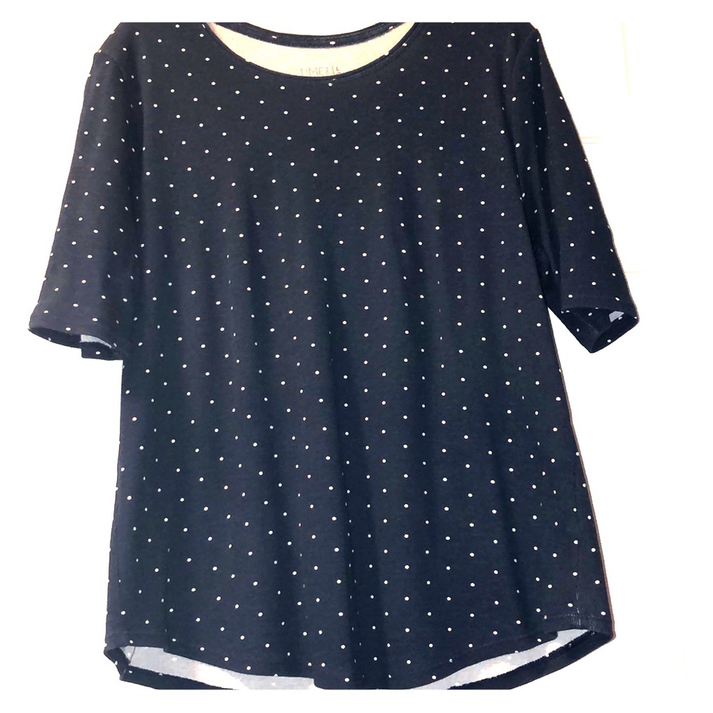 Navy blue and white polka dot 3 top! 🤍